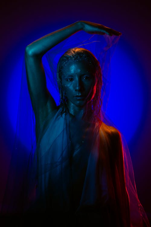 Безкоштовне стокове фото на тему «блакитний фон, вертикальні постріл, жінка»
