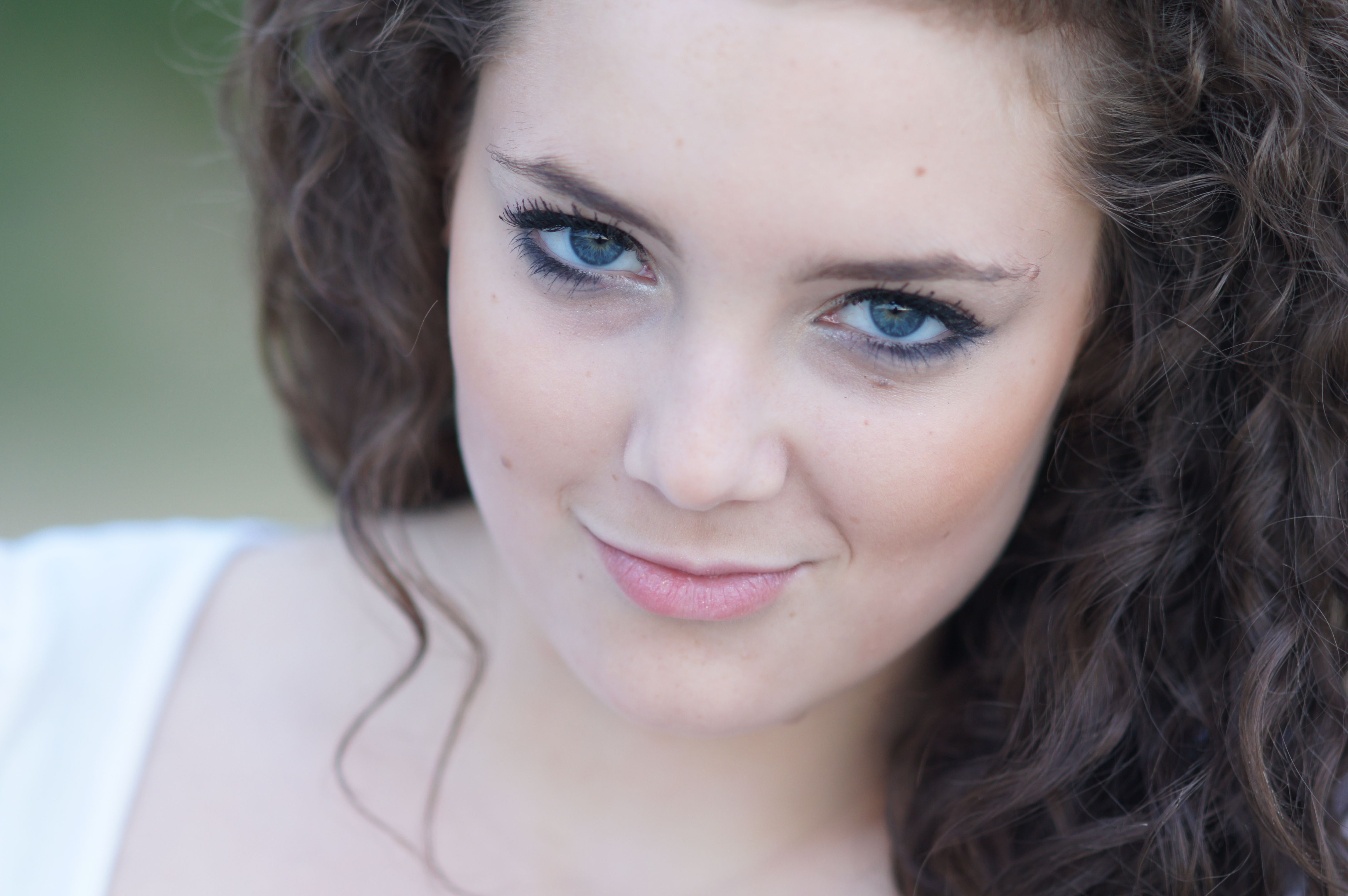 A woman with curly hair and blue eyes · Free Stock Photo