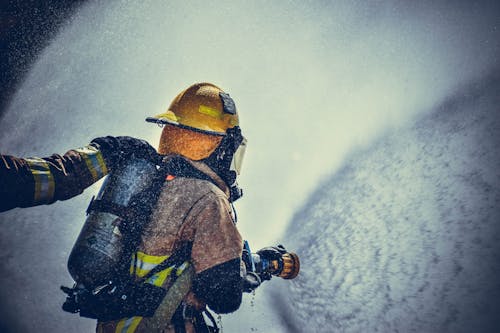 Bombeiro Segurando Mangueira De Incêndio