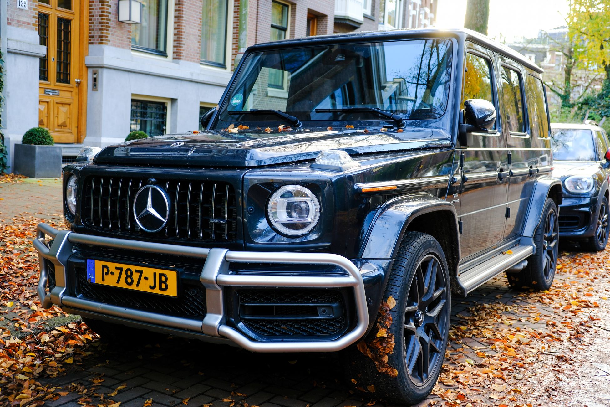 Automobilist probeert kenteken af te dekken met handschoen