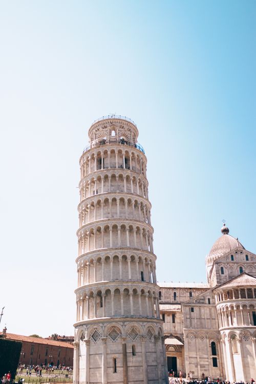 Free Iconic Leaning Tower of Pisa with clear blue sky, showcasing historic architecture in Italy. Stock Photo
