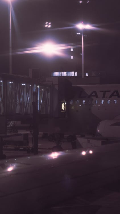 Darmowe zdjęcie z galerii z lotnisko, samolot, skrzydło samolotu