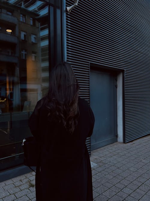 Foto profissional grátis de cabelo escuro, casaco preto, construção