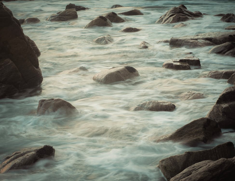 A photo of rocks and water in the ocean