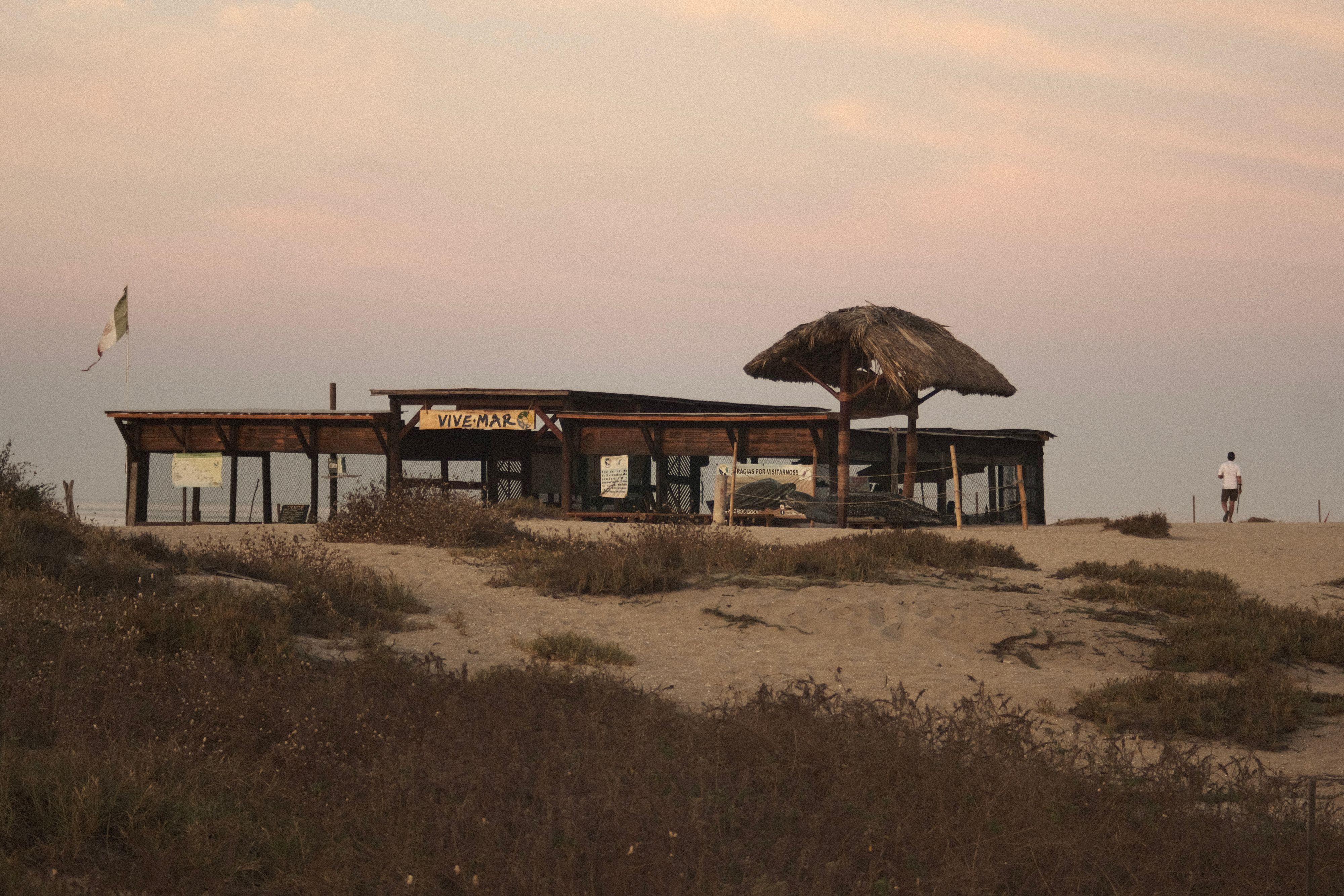 Cabane de plage au crépuscule à Puerto Escondido sur la côte Pacifique du Mexique