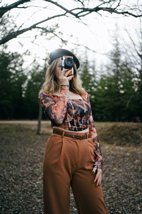 Free Stylish woman in a beret capturing moments with an analogue camera in Ankara's nature. Stock Photo