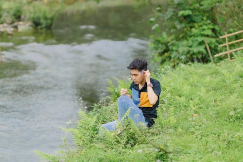 adam, aşağı bakıyor, asyalı adam içeren Ücretsiz stok fotoğraf