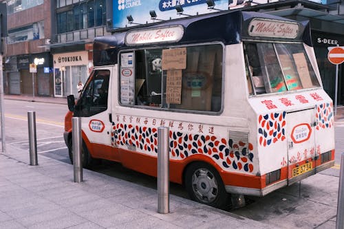 アイスクリーム販売車, シティ, ホワイトカラーリングの無料の写真素材