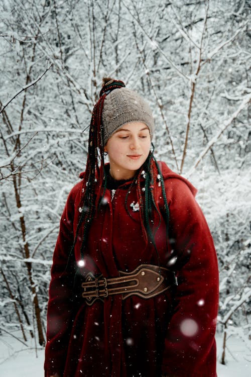 Kostnadsfri bild av flätor, kvinna, röd kappa