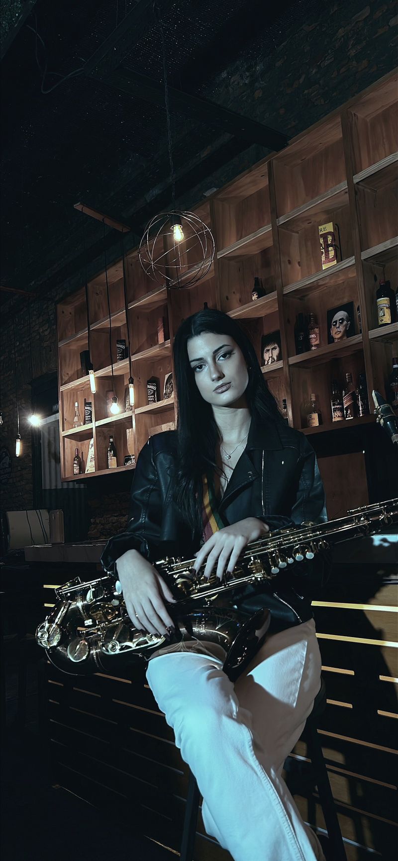 Musicienne au saxophone dans un bar élégant
