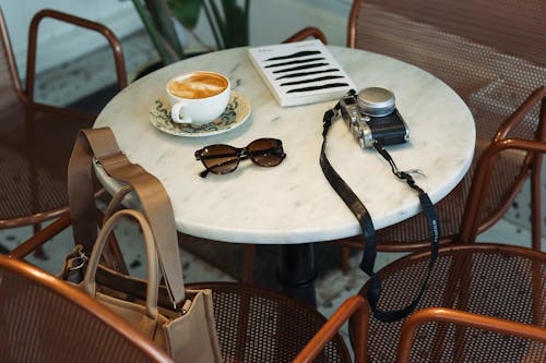 çanta, cappuccino, Fincan içeren Ücretsiz stok fotoğraf