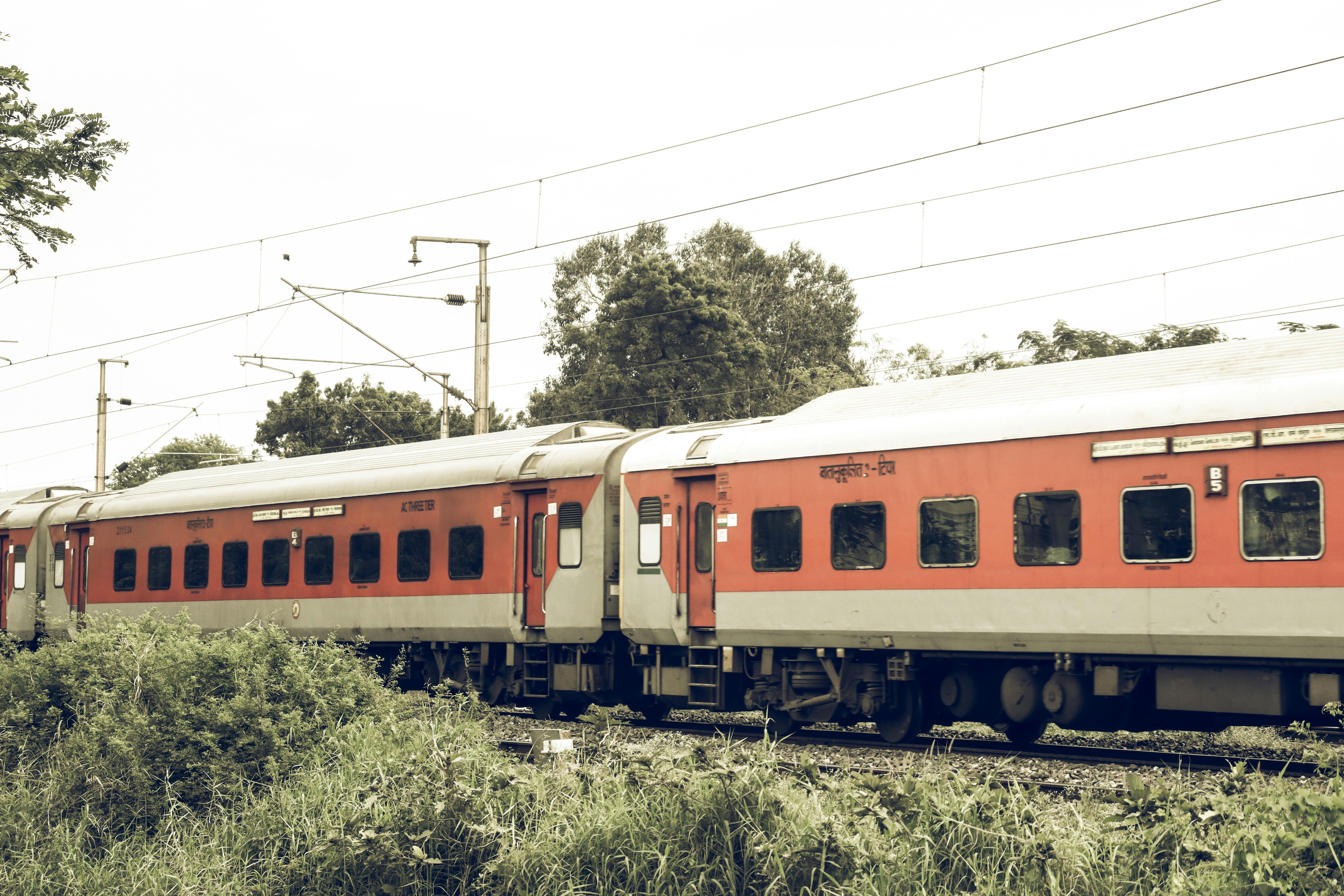 ट्रेन की चपेट में आने से महिला की दुखद मौत: सुरक्षा और सतर्कता पर उठे सवाल