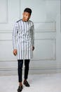 时尚男模特穿着条纹服装在室内摆姿势拍照