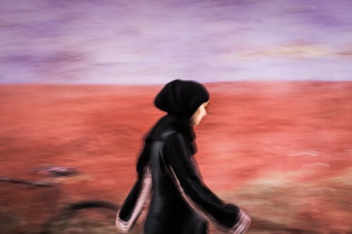 Gratis stockfoto met fotomodel, hijab, lopen