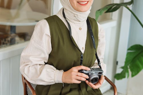 Gratis lagerfoto af hijab, holde, kamera