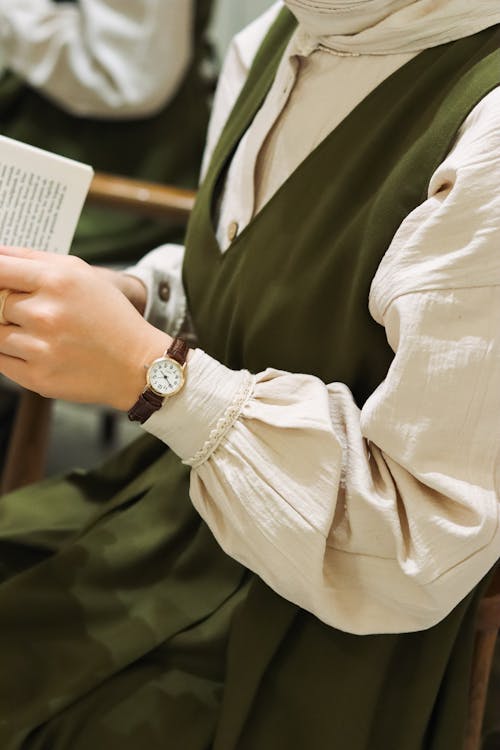 녹색 드레스, 독서하는, 손목시계의 무료 스톡 사진