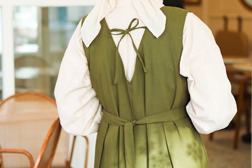 Бесплатное стоковое фото с вид сзади, женщина, зеленое платье