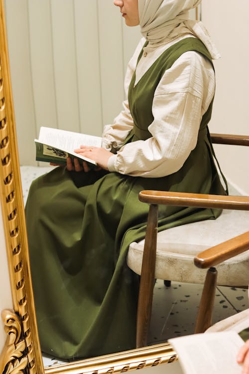 Gratis lagerfoto af bog, grøn kjole, hijab