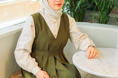 Gratis stockfoto met café, groene jurk, hijab