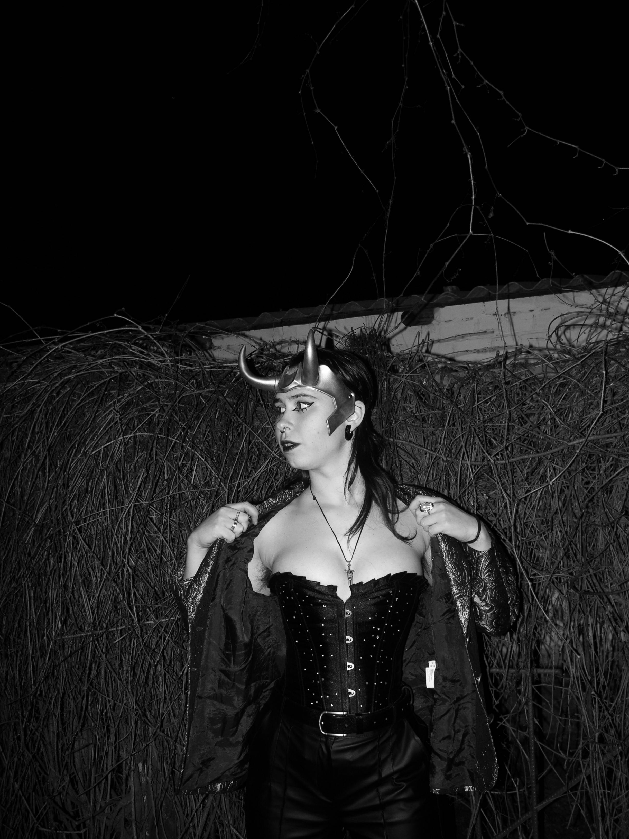 grátis Mulher Com Chifres De Diabo E Espartilho à Noite Foto profissional