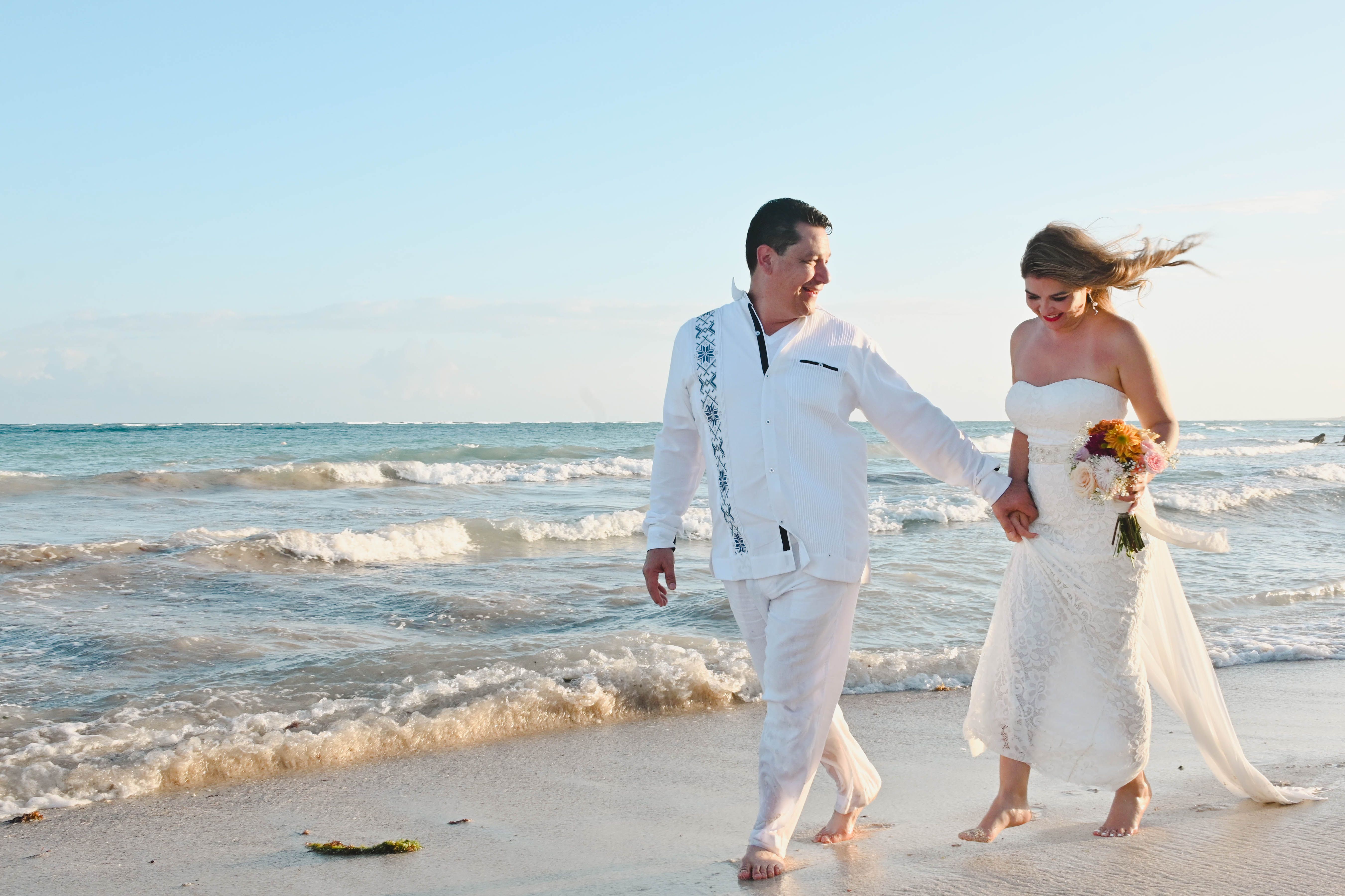 novio camisa lino blanca chaleco arena playa