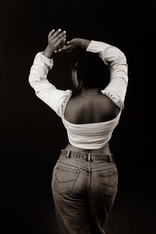 Imagine de stoc gratuită din alb-negru, brațele ridicate, femeie