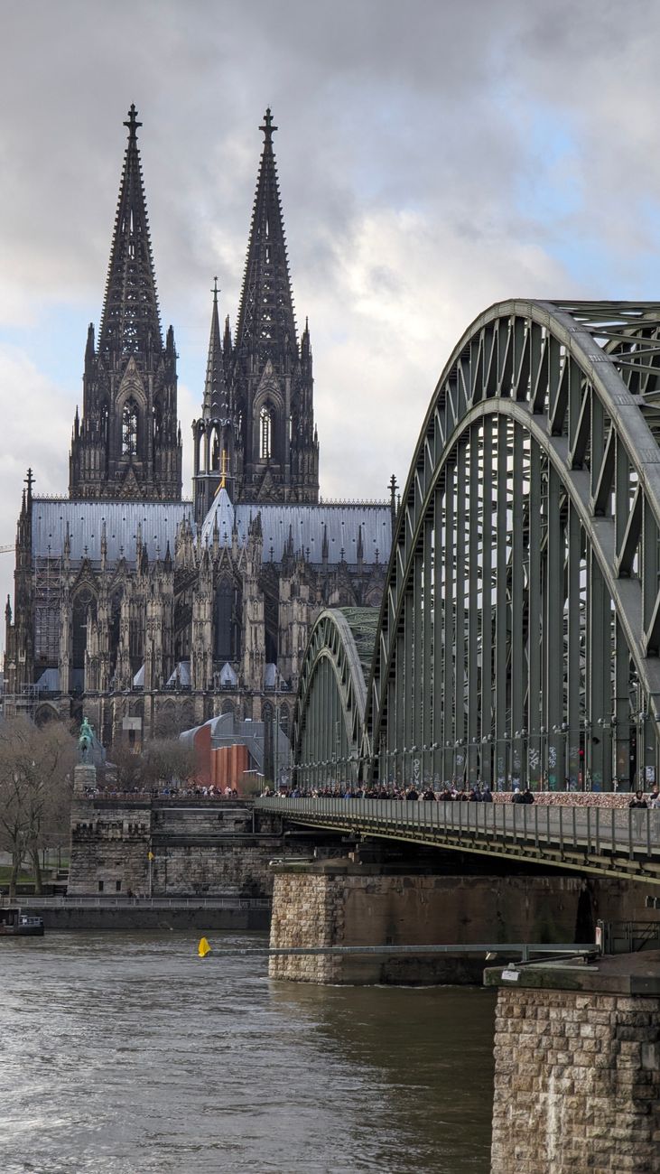 Köln mit Dom und Rhein – Heimatstandort von UnfallExpert24