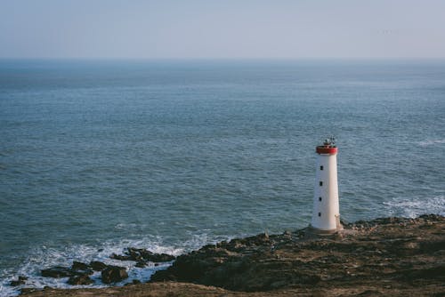 Fotos de stock gratuitas de faro blanco, foto con dron, fotografía aérea