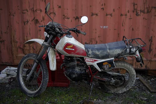 Free A dirt bike parked in front of a red container Stock Photo