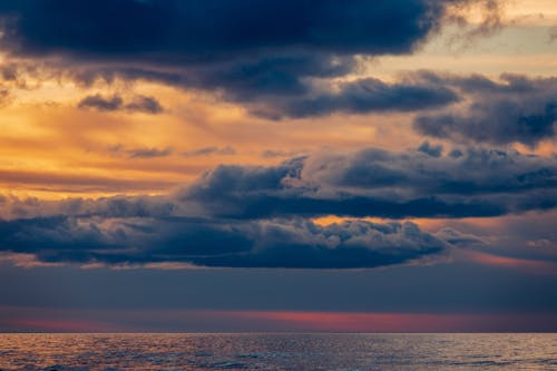 Gratis Puesta De Sol Con Espectaculares Nubes Sobre El Mar Foto de stock