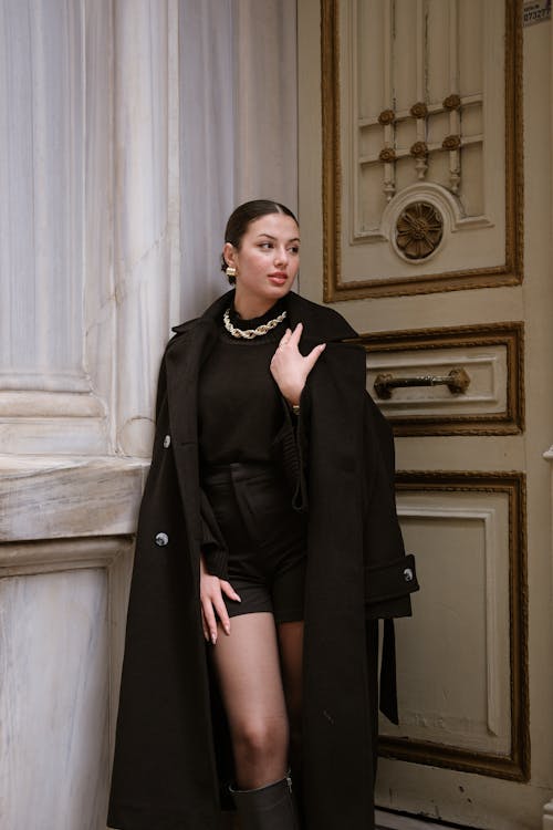 Fotos de stock gratuitas de abrigo negro, de pie, elegancia