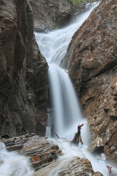 Free Long exposure shot of a waterfall in rocky terrain, Italy's natural beauty. Stock Photo