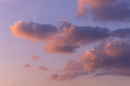 Free Tranquil sunset showcasing vibrant pink and purple clouds in a vast sky. Stock Photo