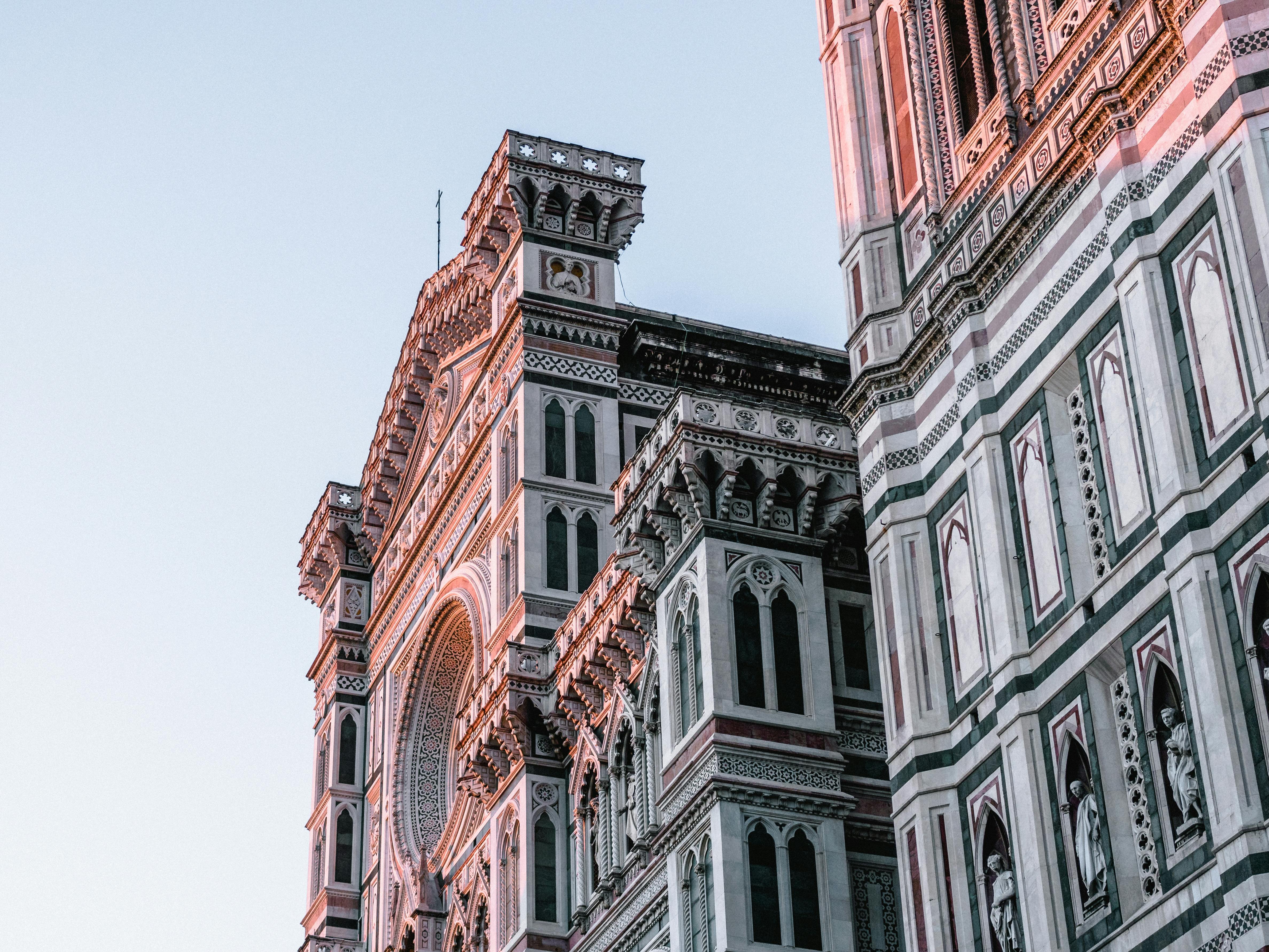 沐浴在夕阳下的佛罗伦萨大教堂，其错综复杂的立面展示着哥特艺术