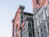 沐浴在夕阳下的佛罗伦萨大教堂，其错综复杂的立面展示着哥特艺术