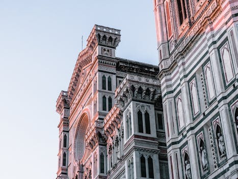 沐浴在夕阳下的佛罗伦萨大教堂，其错综复杂的立面展示着哥特艺术