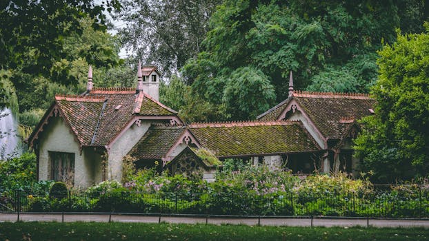 一座迷人的哥特式平房坐落在伦敦郁郁葱葱的花园中，四周环绕着生机勃勃的绿植