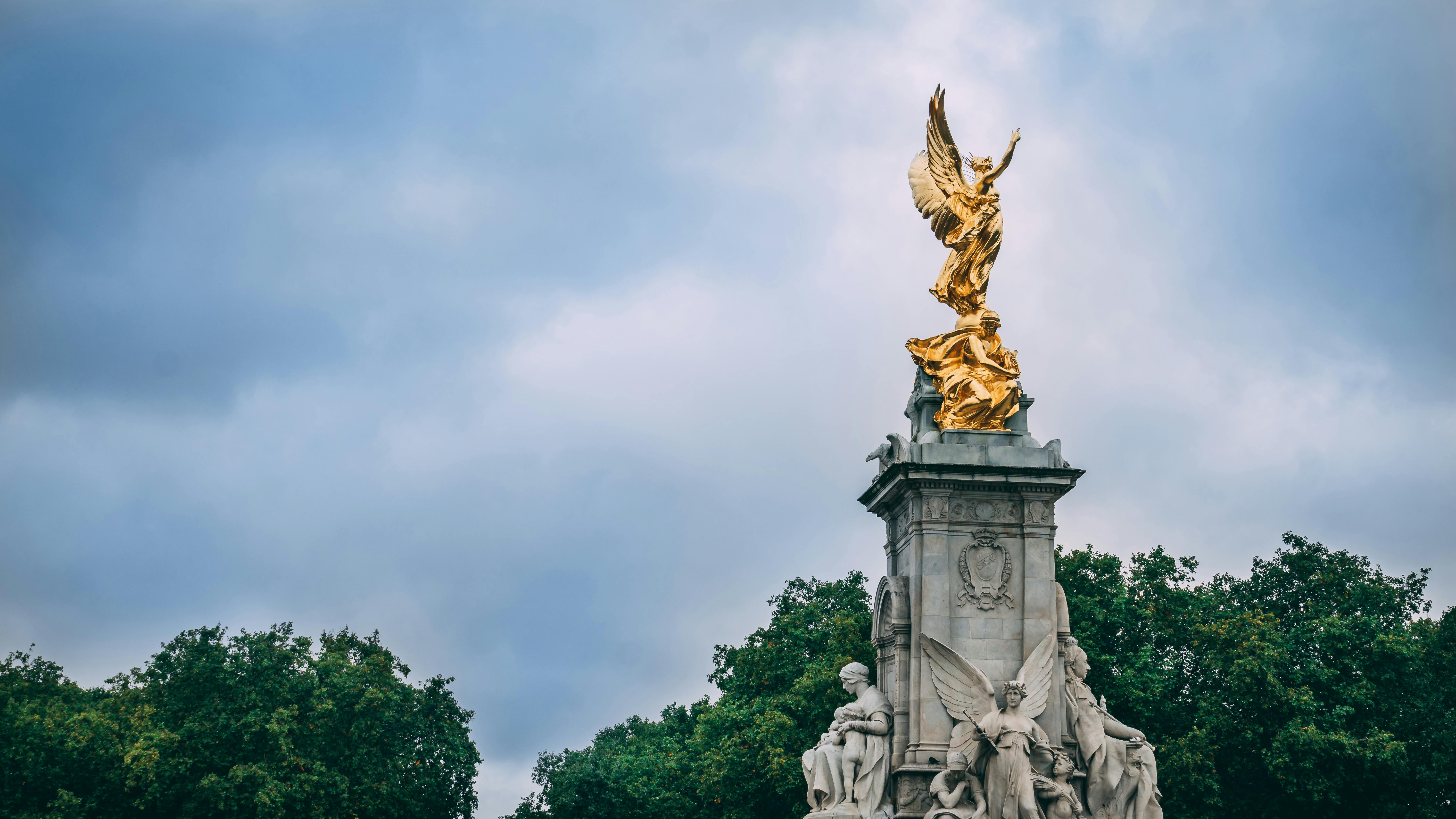 goldncolored angel statue