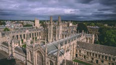 从鸟瞰视角探索牛津大学令人惊叹的哥特式建筑，感受其历史魅力