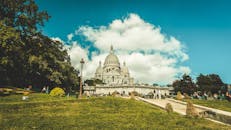 在阳光明媚的日子里，人们享受着公园的乐趣，圣心大教堂的景色十分壮丽