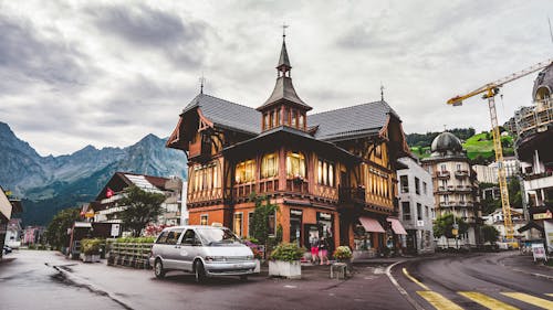 Zilveren Voertuig Geparkeerd Bij Het Huis