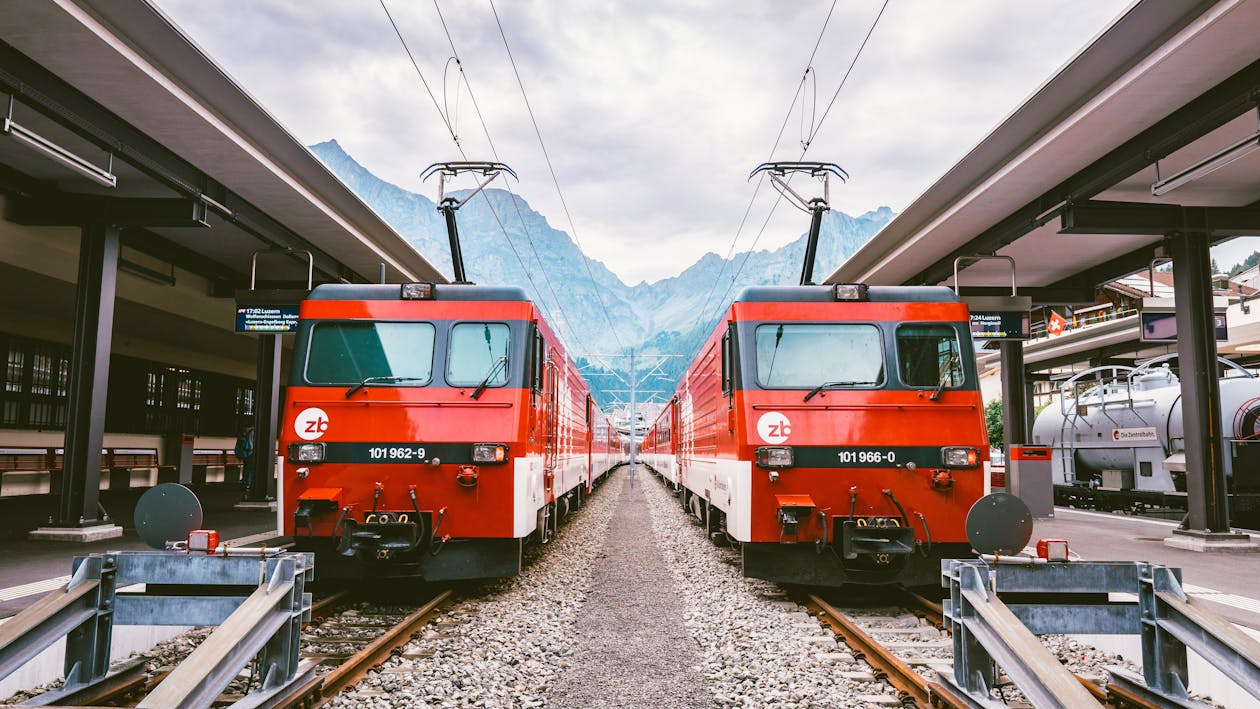 2つの赤い列車の写真