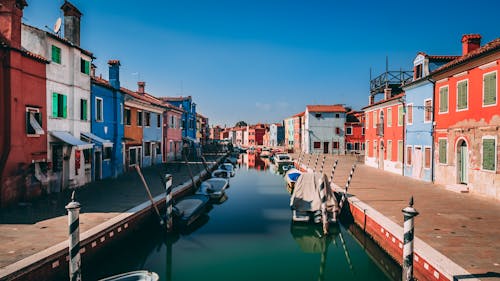 無料 運河の横にある色とりどりのコンクリートの家 写真素材