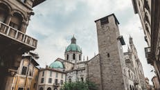 意大利威尼托的历史建筑，从低角度观赏，展现出令人惊叹的景观之美