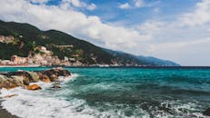 意大利地中海沿岸美丽的海滨景观，碧绿的海水和郁郁葱葱的山丘