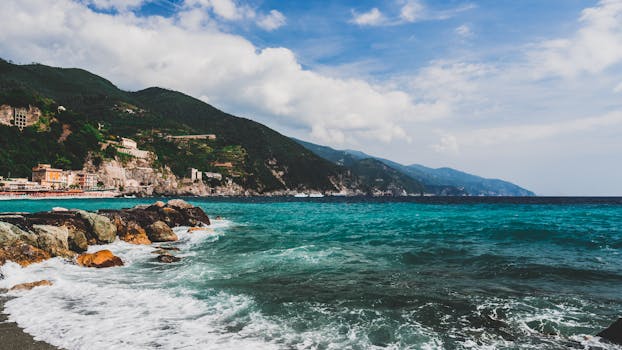 意大利地中海沿岸，碧绿的海水与郁郁葱葱的山丘构成了一幅美丽的海滨景观