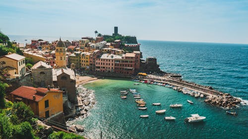 Comunità Accanto Allo Specchio D'acqua