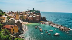 从空中俯瞰，意大利海岸线沿线的维尔纳扎色彩缤纷的建筑和港口风景如画