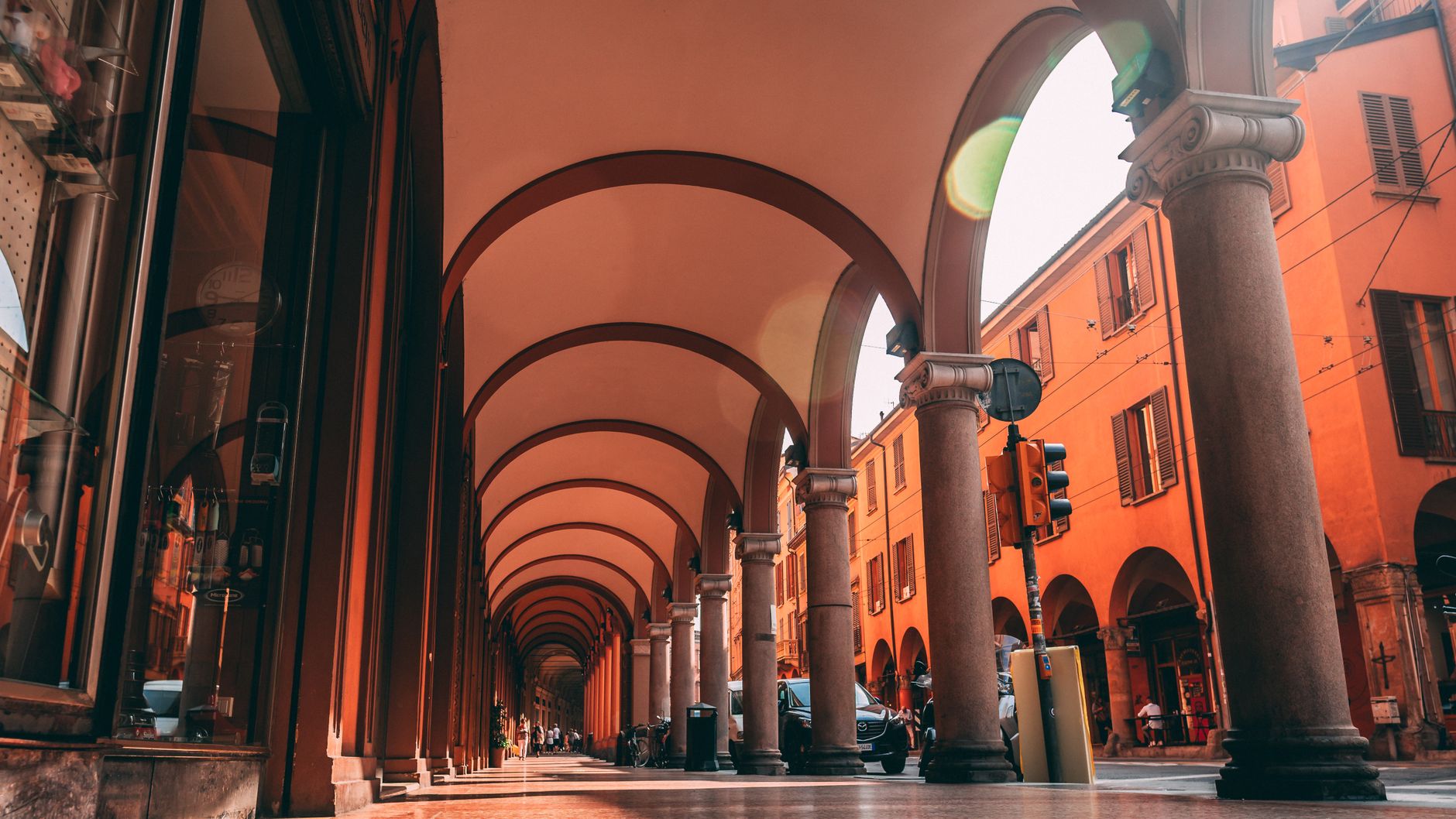 Splendida veduta dal basso di un portico con edifici arancioni a Firenze, Italia