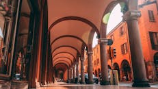 意大利佛罗伦萨，一条带有橙色建筑的门廊人行道，其低角度景观令人惊叹，捕捉到了意大利建筑的优雅